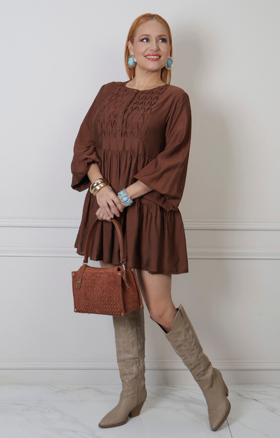 Vestido corto café con textura fruncida Boutiquemirel, corte regular y diseño femenino para mujer