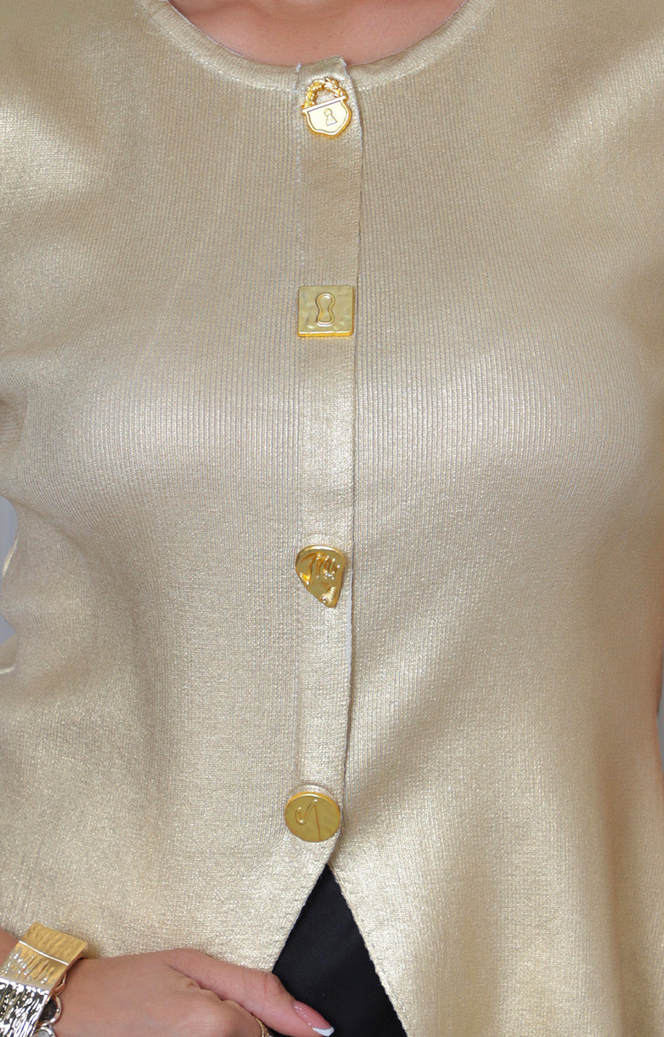 Blusa dorada sin manga de Boutiquemirel con botones, prenda regular y elegante para ocasiones informales y formales.