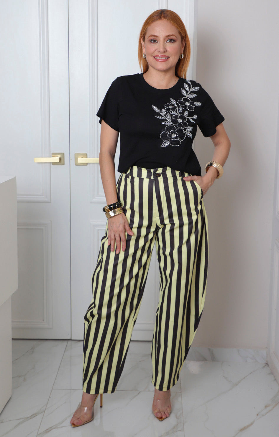 Blusa beige con aplicación floral de lentejuela