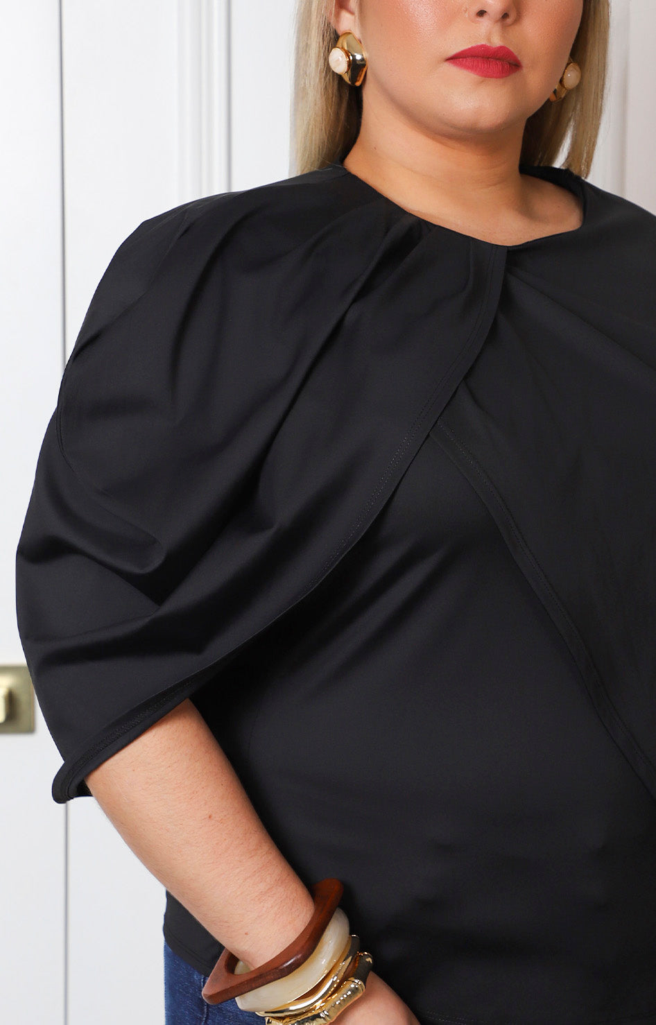 Blusa negra con drapeado y manga larga