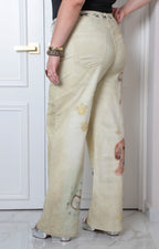 Pantalón beige con estampado de perritos