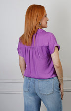 Blusa morada Boutiquemirel de corte regular, escote en V y botones frontales