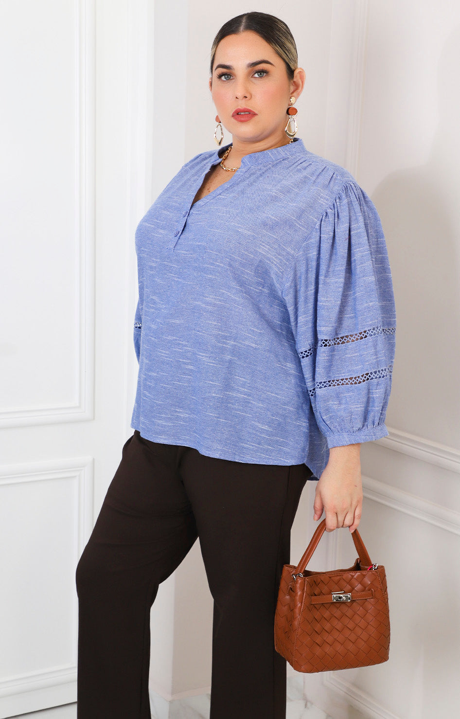 Blusa azul con manga globo y bordado