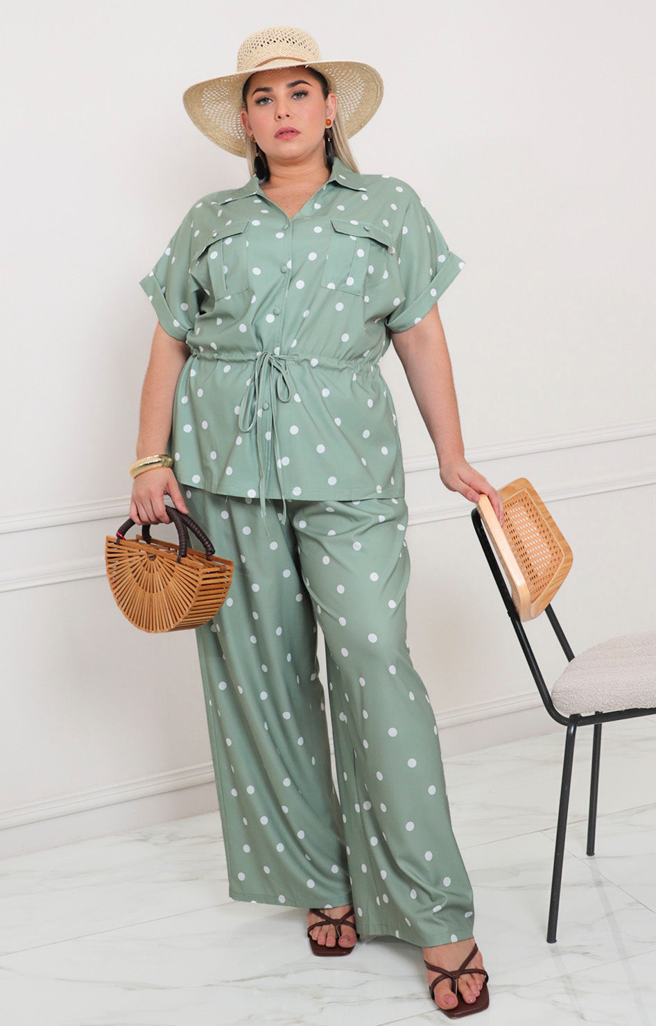 Conjunto verde con lunares de la marca SPACE, estilo curvy, mostrando la prenda de arriba y parte de la falda o pantalón.