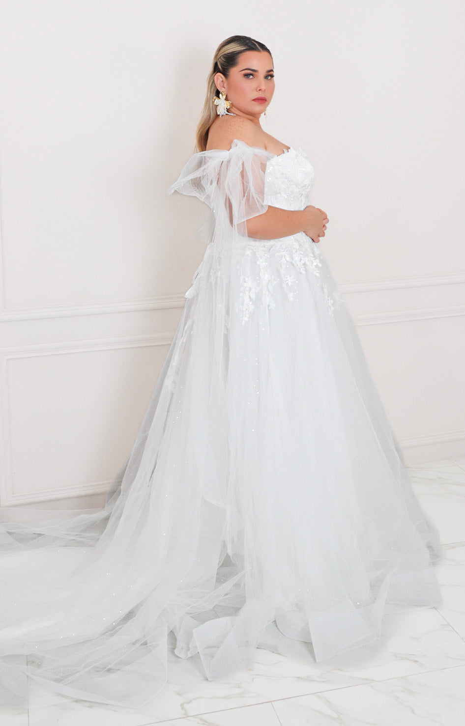 Vestido blanco con mangas de tul - VESTIDO LARGO CURVY Boutiquemirel 