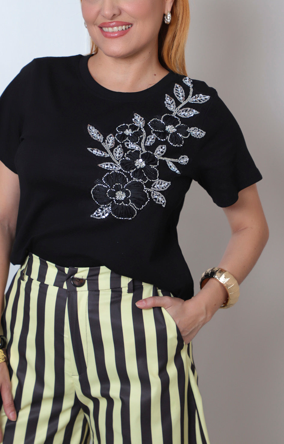 Blusa beige con aplicación floral de lentejuela