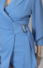 Jumpsuit palazzo corto azul Boutiquemirel con cinturón dorado