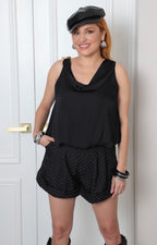 Blusa con cuello drapeado y detalle dorado