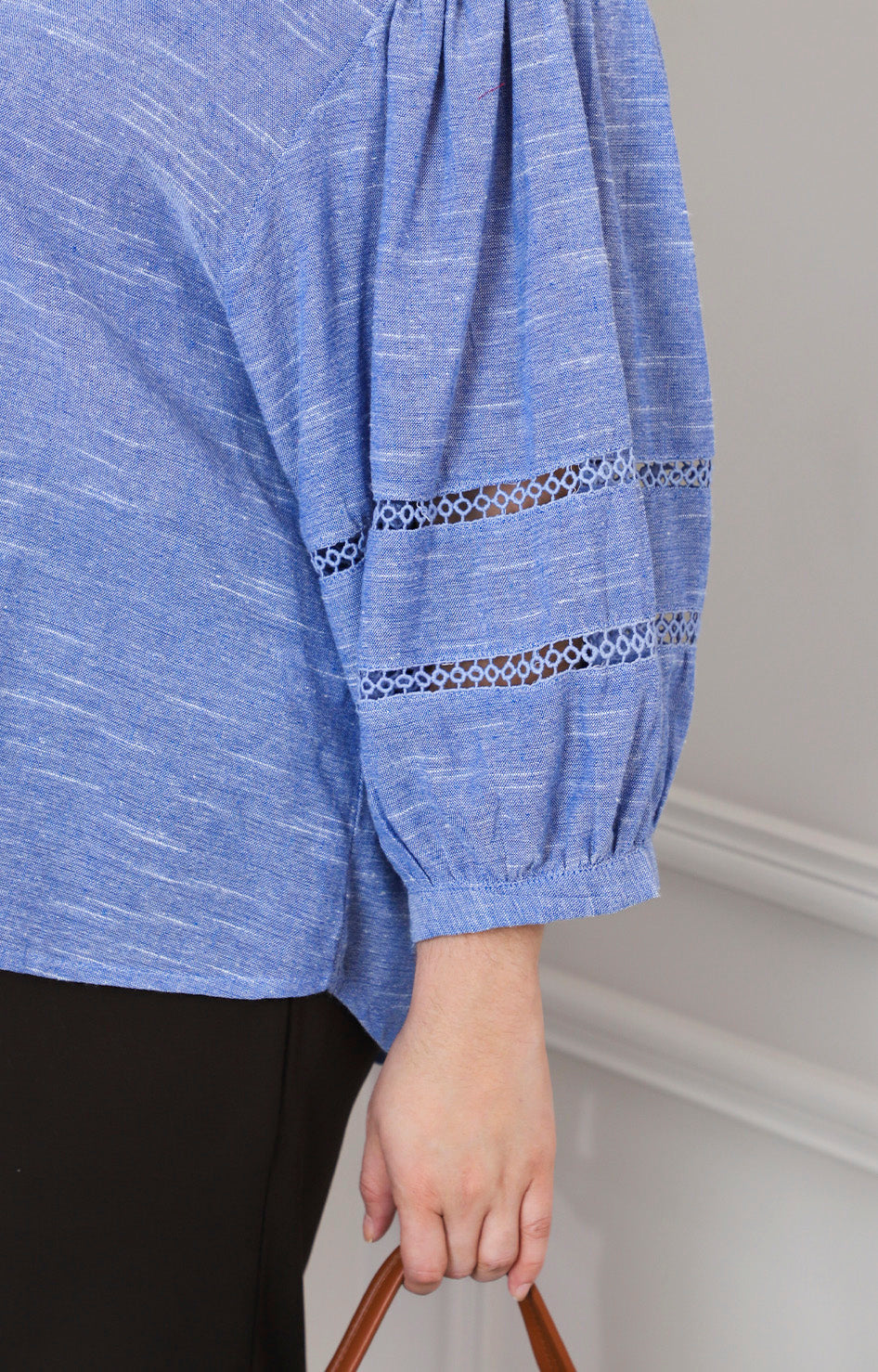 Blusa azul con manga globo y bordado