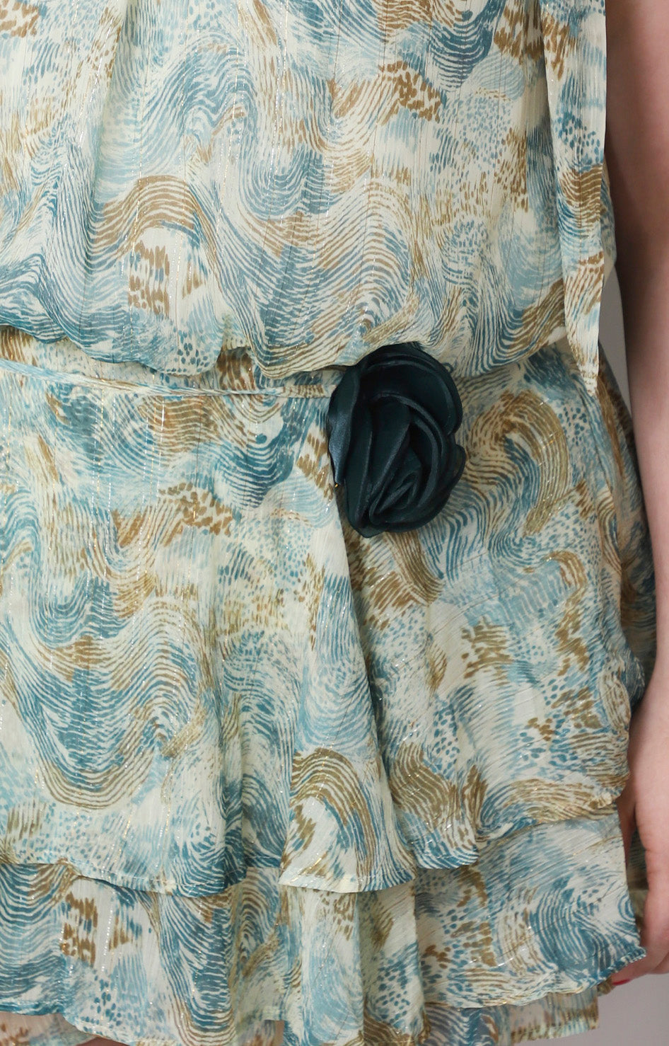 Mono corto palazzo curvy estampado animal print con flores, de Boutiquemirel, mostrando el diseño fluido y colores vibrantes.