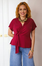 Blusa cruzada con mangas tipo capa