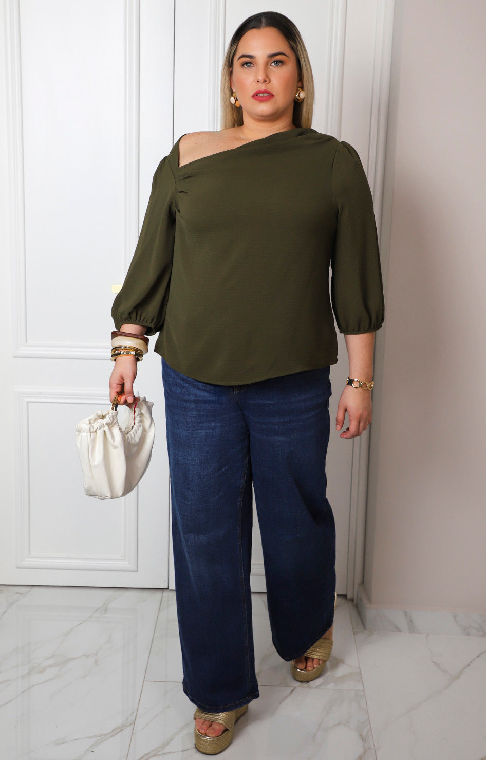 Blusa verde con escote drapeado y mangas globo