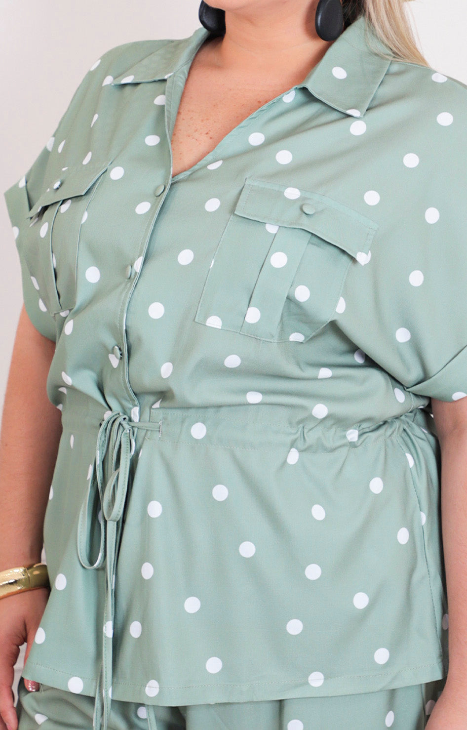 Conjunto curvy verde con puntos blancos de la marca SPACE, con top y falda a juego, en una vista frontal.
