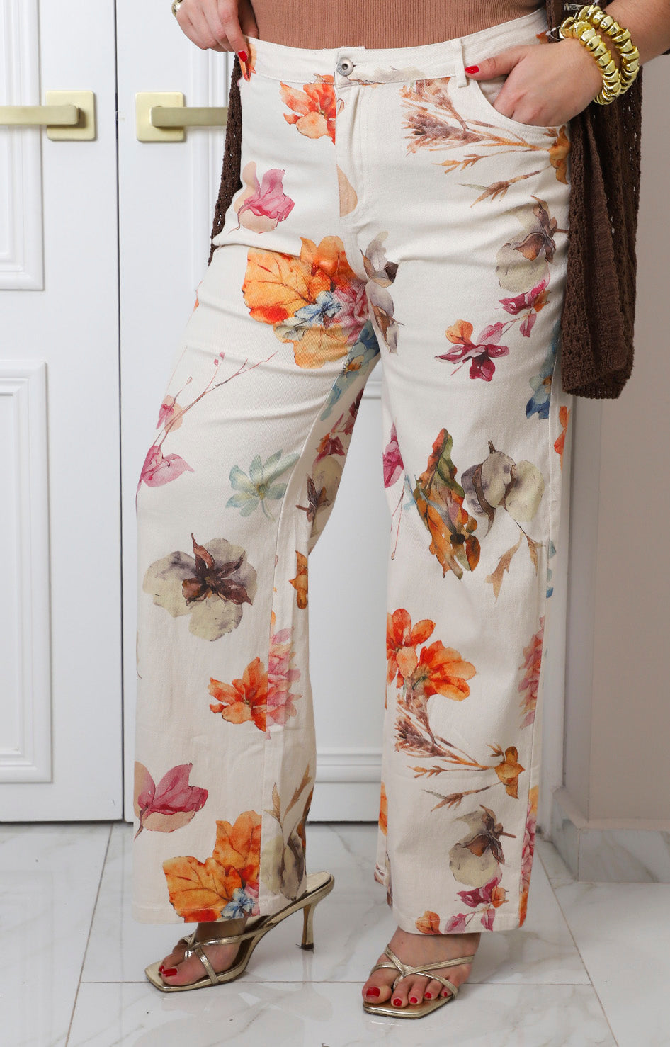 Pantalón con estampado floral beige