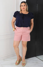 Short con hebilla dorada