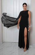 Vestido negro largo con capa asimétrica