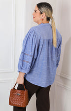 Blusa azul con manga globo y bordado