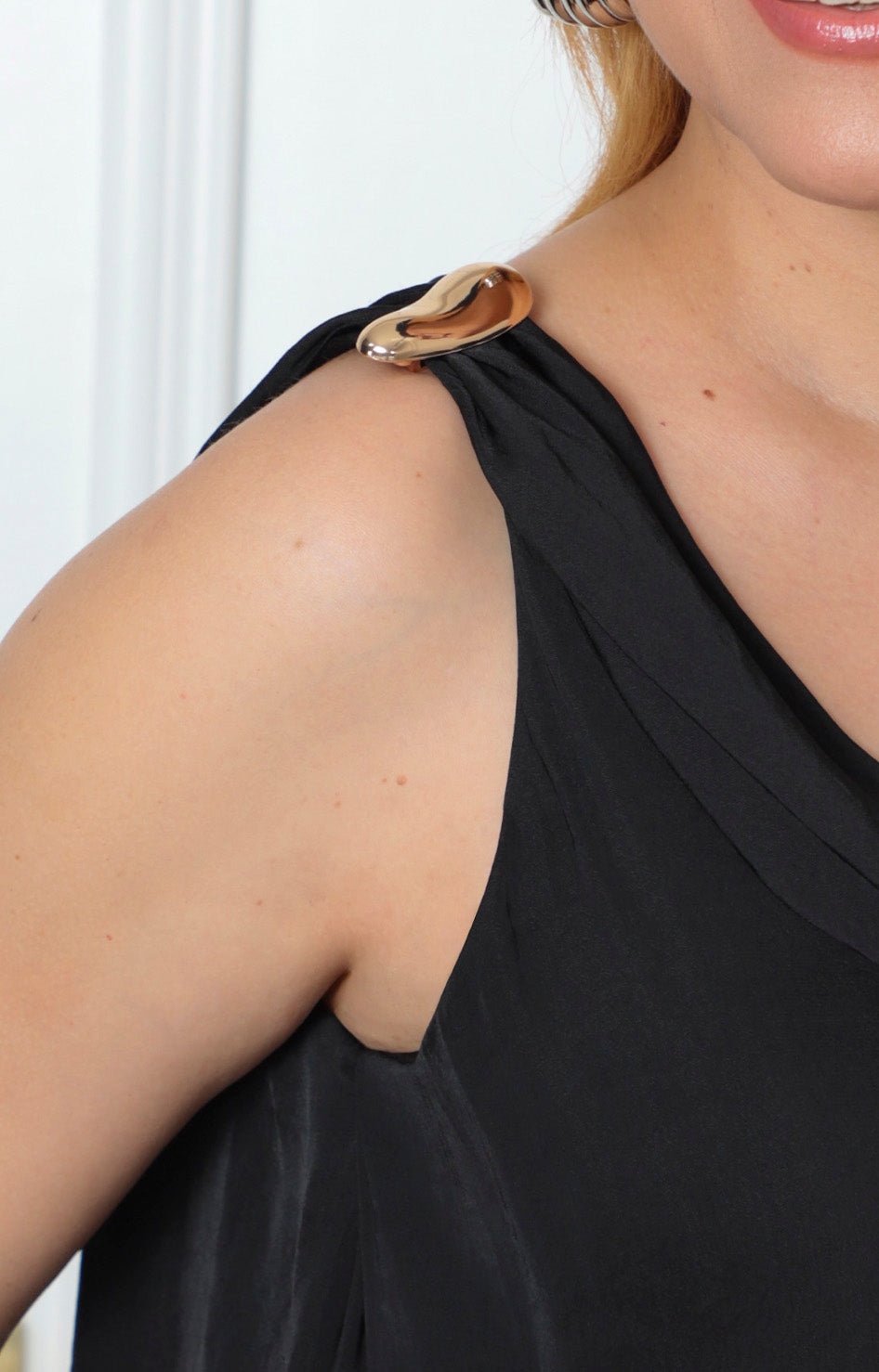 Blusa con cuello drapeado y detalle dorado
