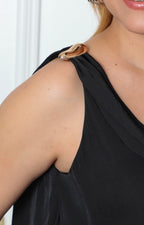 Blusa con cuello drapeado y detalle dorado