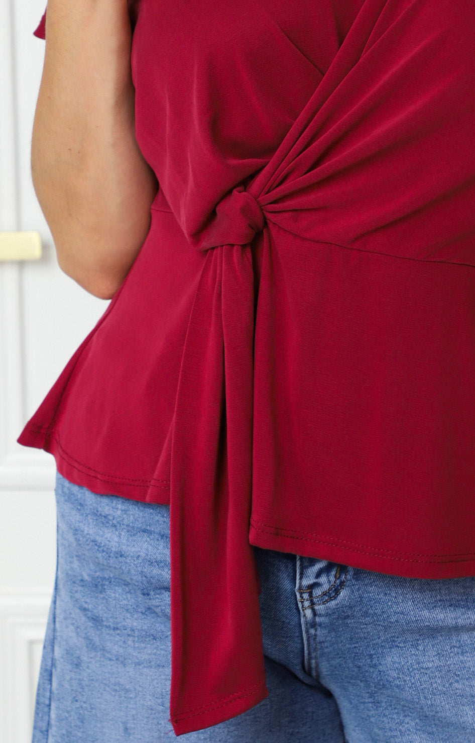 Blusa cruzada con mangas tipo capa
