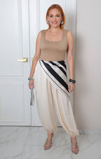 Pantalón beige fluido de corte regular con mascada de la marca Boutiquemirel, mostrando su estilo elegante y cómodo.