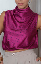 Blusa magenta satinada sin mangas y drapeada, de estilo regular, diseñada por Boutiquemirel.