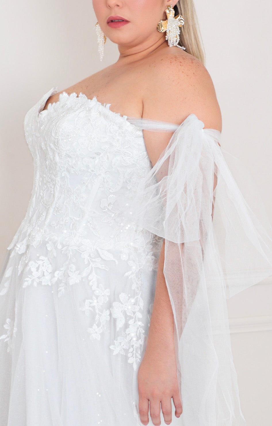 Vestido blanco con mangas de tul