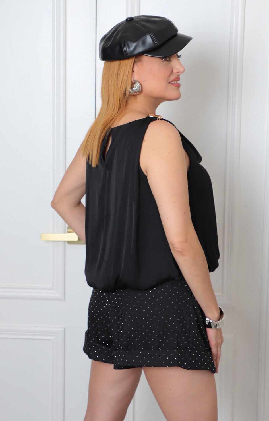 Blusa con cuello drapeado y detalle dorado