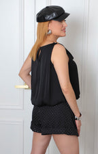 Blusa con cuello drapeado y detalle dorado