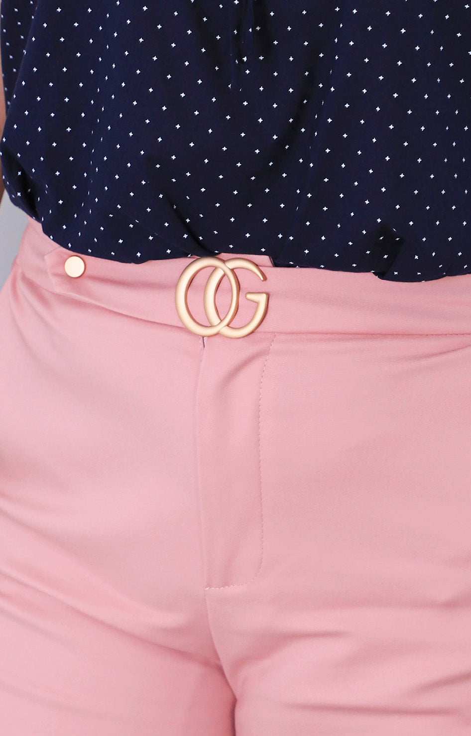Short con hebilla dorada