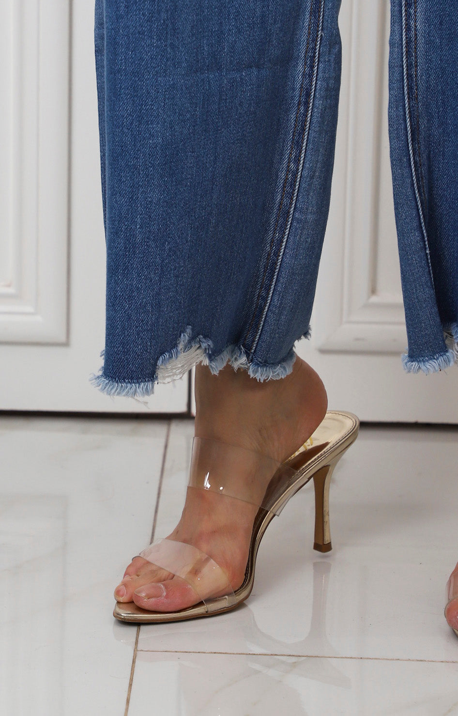 Pantalón de mezclilla con rasgado