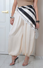 Pantalón beige fluido de corte regular con mascada de la marca Boutiquemirel, tejido suave y elegante para mujer.