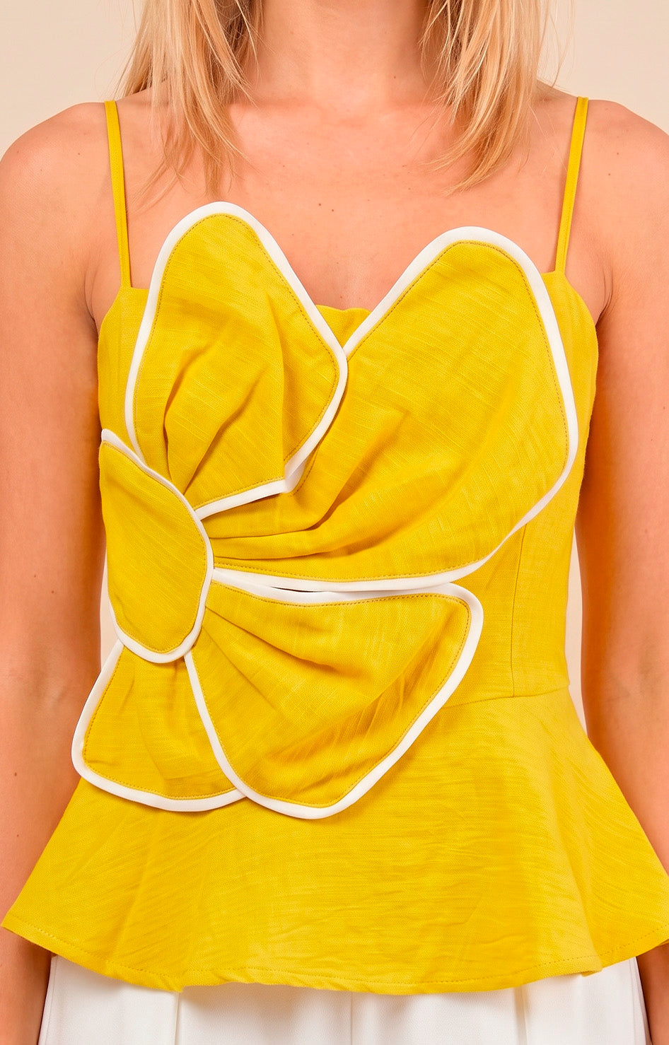 Blusa amarilla con flor 3D