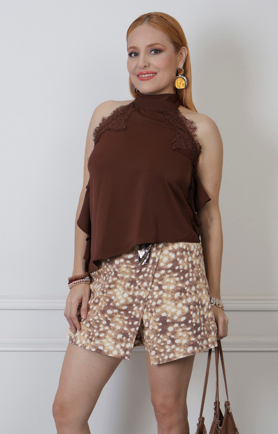 Blusa halter de encaje Boutiquemirel, estilo regular y diseño femenino visible en la prenda