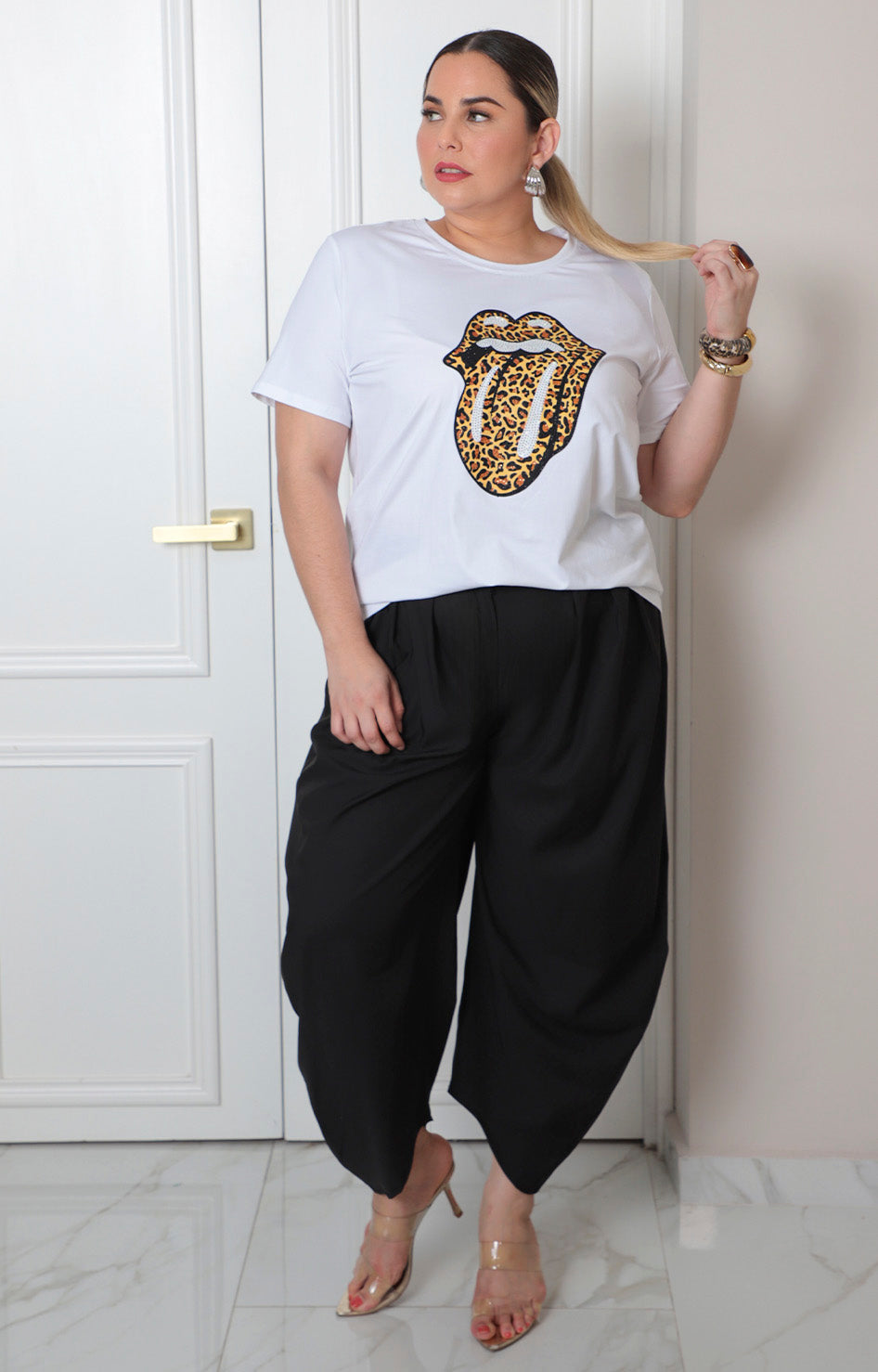 Blusa animal print con pedrería de la marca Boutiquemirel, estilo curvy, con detalles brillantes y diseño elegante.