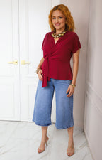 Blusa cruzada con mangas tipo capa