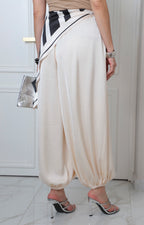 Pantalón beige fluido de corte regular con mascada de la marca Boutiquemirel, visible en la imagen.