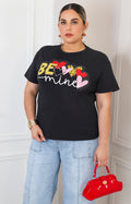 Blusa negra con estampado y aplicaciones