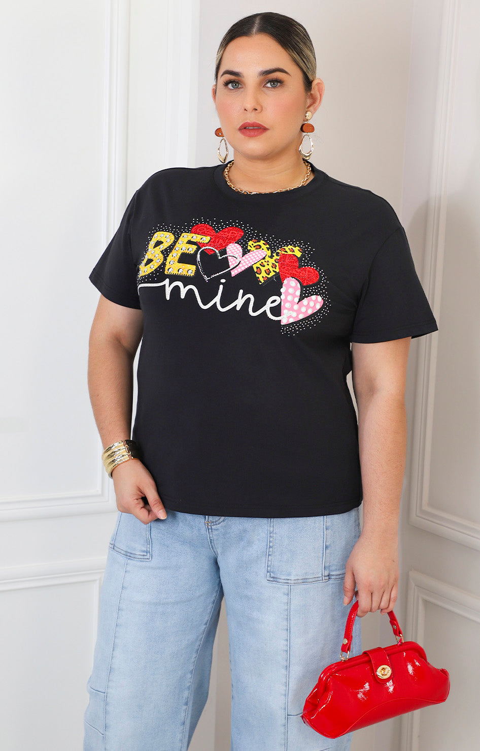 Blusa negra con estampado y aplicaciones