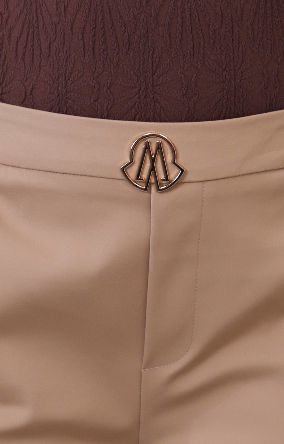 Short con hebilla dorada