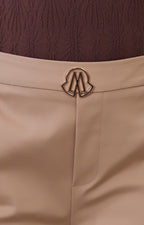 Short con hebilla dorada