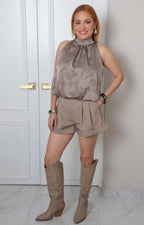Blusa satinada con cuello de lazo