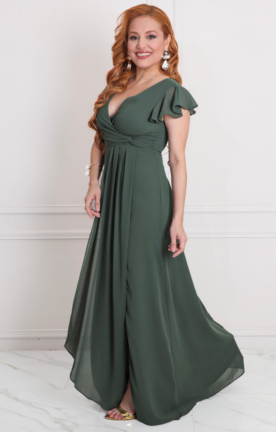 Vestido largo con mangas de la marca MANIJU, diseño regular y elegante, visible en la imagen con detalles de tela y estilo fluido.