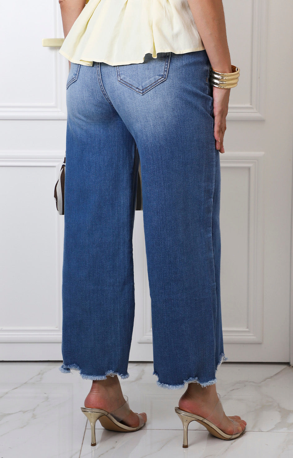 Pantalón de mezclilla con rasgado