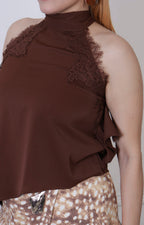 Blusa halter con detalles de encaje Boutiquemirel, diseño regular en color y acabado femenino