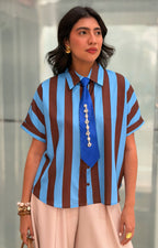 Blusa camisera a rayas con corbata decorativa