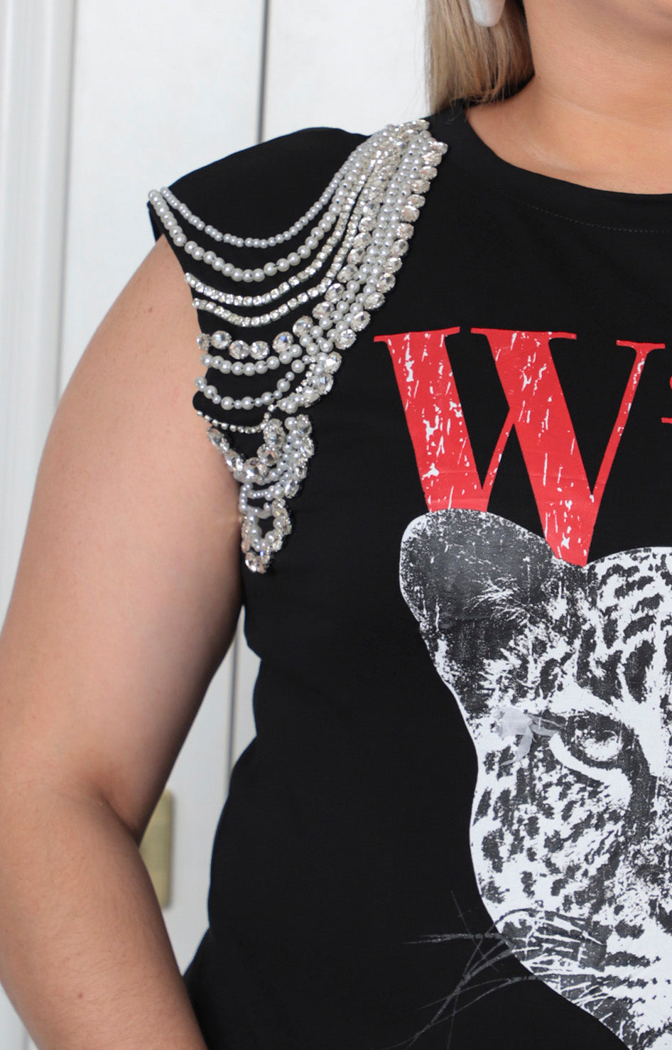 Blusa negra sin manga con aplicaciones