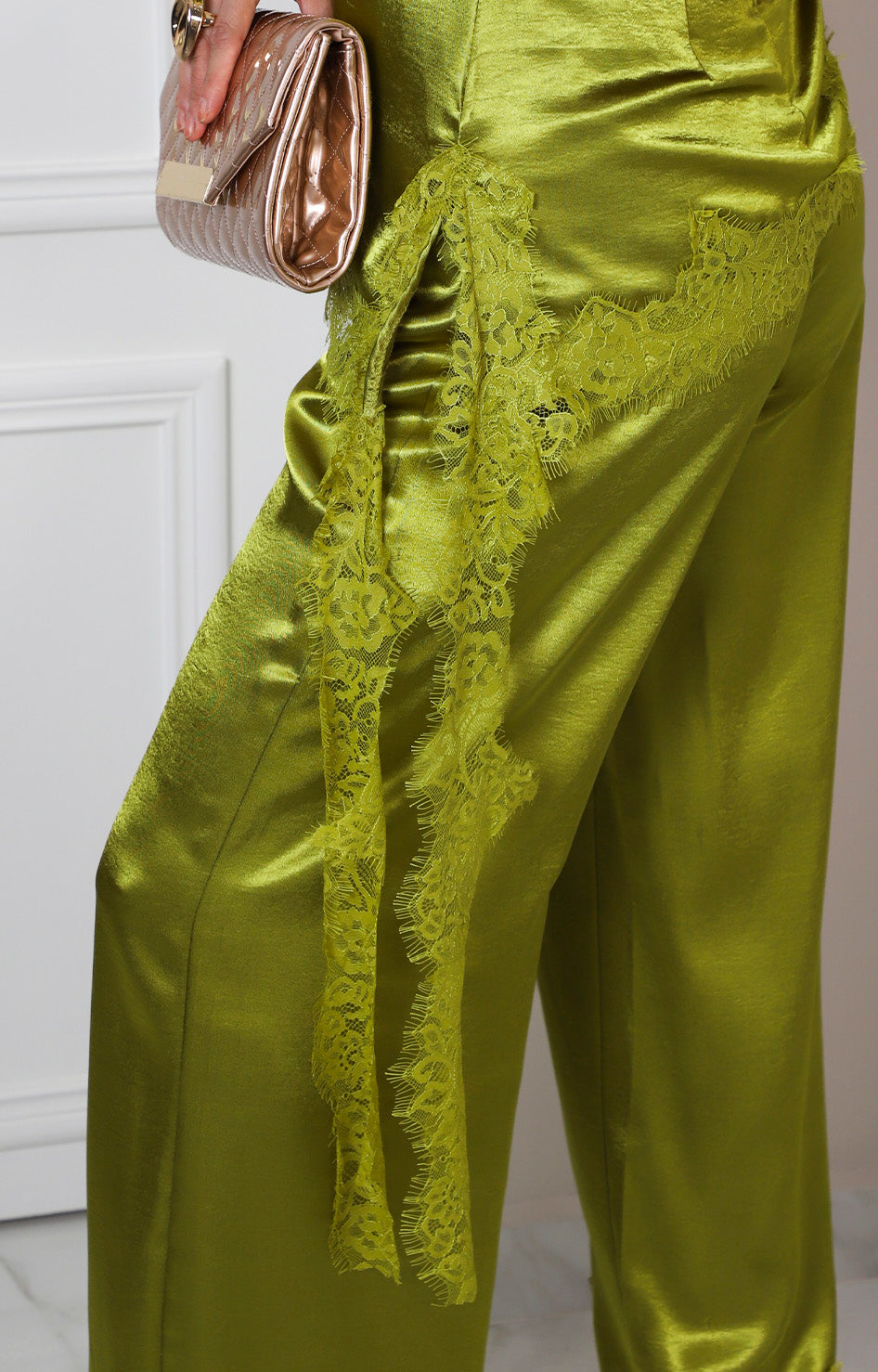 Conjunto verde satinado con encaje