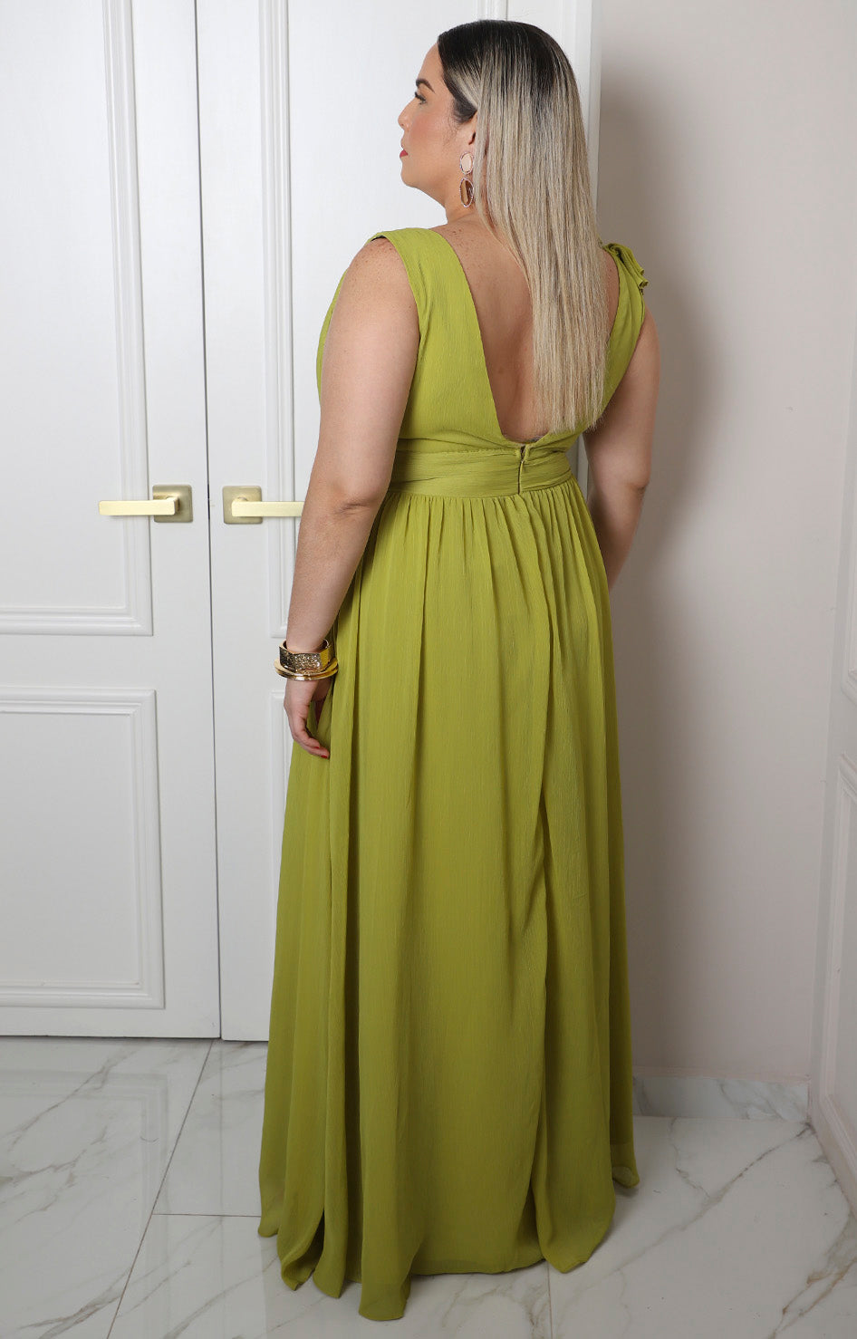 Vestido largo con escote en V y olanes laterales