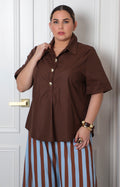Blusa camisera curvy de Boutiquemirel con botones dorados, tela ligera y corte ajustado, ideal para un estilo elegante y cómodo.
